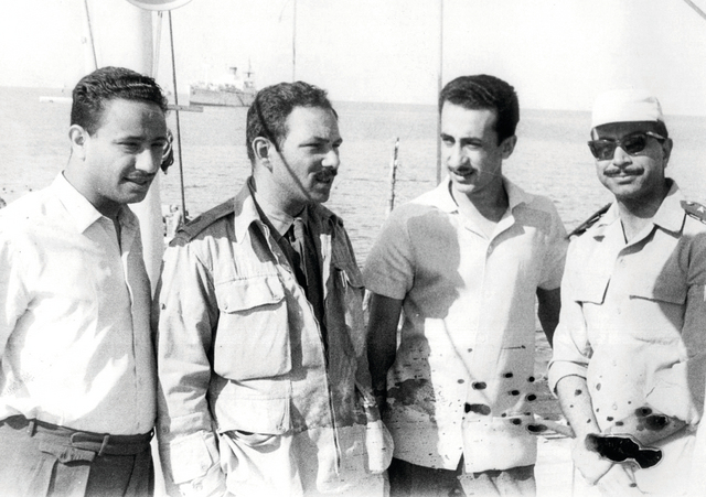 "مع ضباط على ضفة القناة"