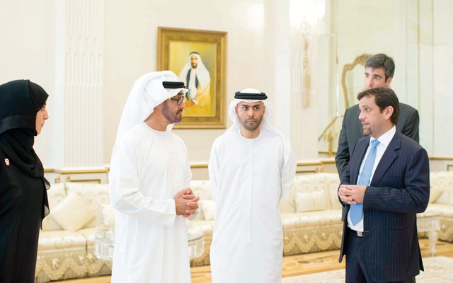"محمد بن زايد يستمع الى شرح عن انجازات المخترعين الإماراتيين \tوام"