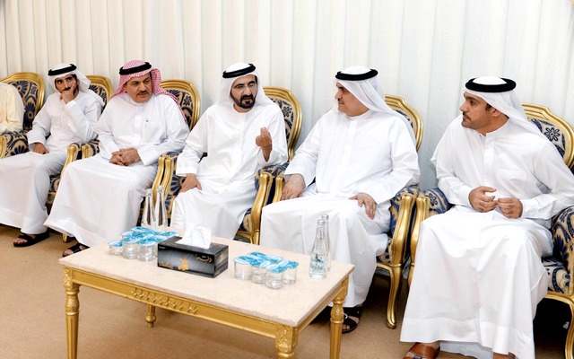 "محمد بن راشد وحمدان بن محمد يقدمان واجب العزاء لمحمد واحمد جلفار\tتصوير- سيف محمد"