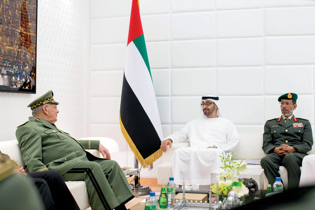 "محمد بن زايد خلال استقبال الضيف بحضور الرميثي \tوام"