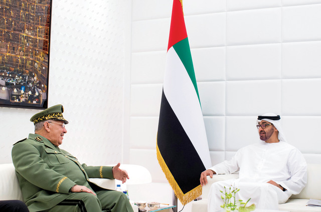 "ولي عهد أبوظبي يتبادل الحديث مع أحمد صالح"
