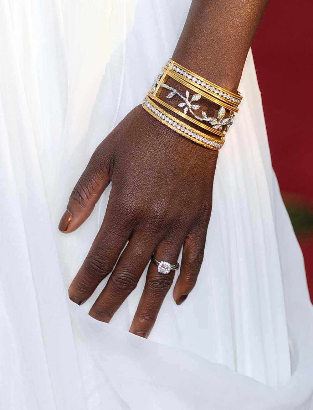 "إسورة على يد فيولا ديفيس أثناء تسلمها جائزة \"آكتور غيلد\" العام الماضي"