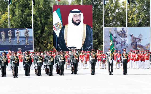 "صورة رئيس الدولة تتصدر حفل التخرج"