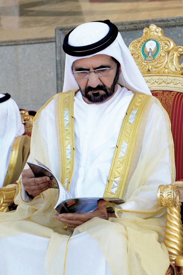 "..وسموه يتصفح كتيب التخرج"