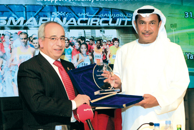 "محمد هلال الكعبي يتسلم درعاً من أشرف سعد زغلول"