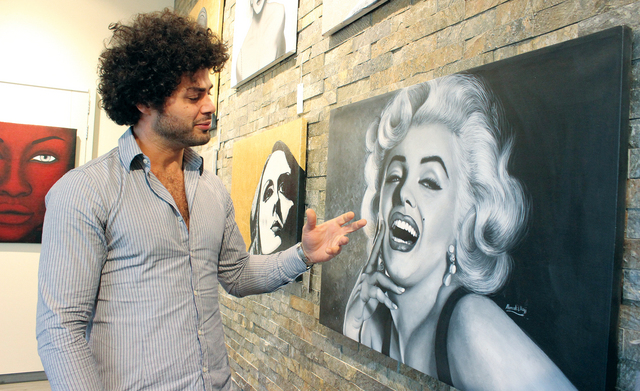 "الحاج يكشف ابتسامة مارلين في هذه اللوحة \tتصوير: البيان"