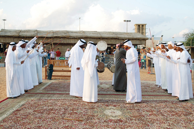 "إضاءات على جوانب التراث الإماراتي"