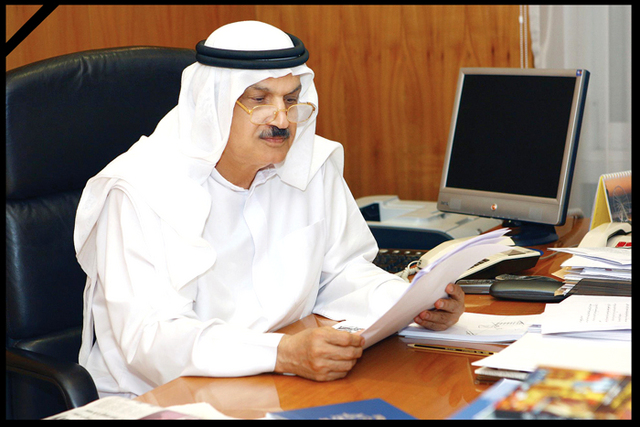 "محمد بن راشد مستقبلاً الدكتور غوبتا بحضور عبدالرحمن العويس \tتصوير ــ محمد هشام"