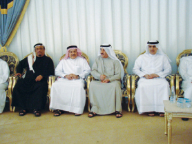 "سعود المعلا يقدم واجب العزاء لنجلي الفقيد بحضور ضاحي خلفان"