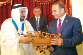 "..وسموه يسلم الوفد الأرميني مجسماً لسفينة الشارقة \tوام"