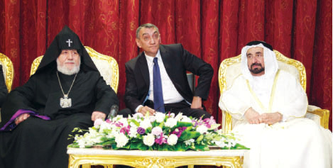 "حاكم الشارقة لدى استقباله الوفد الأرميني"
