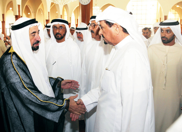 "سلطان القاسمي وحميد النعيمي خلال مراسم التشييع بحضور سعيد الكندي"