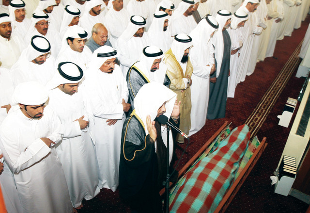 "سلطان القاسمي والنعيمي ونهيان بن مبارك والمزينة ونجل الفقيد يؤدون صلاة الجنازة"