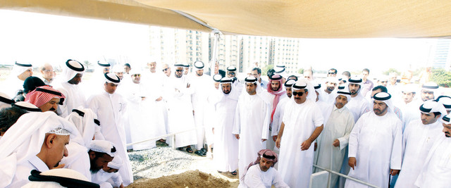 "حاكم الشارقة وشيوخ ومسؤولون"