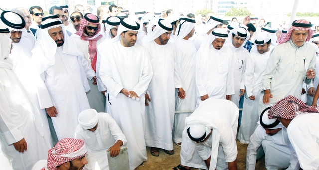 "سلطان القاسمي وحميد النعيمي خلال مراسم تشييع الفقيد إلى مثواه الأخير"