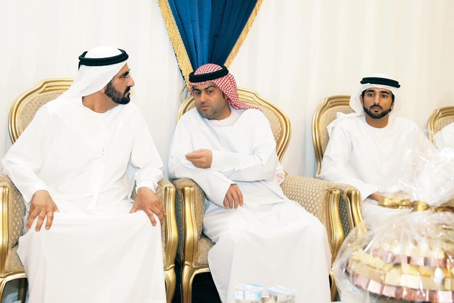 "نائب رئيس الدولة مستمعا إلى نجل الفقيد بحضور حمدان بن محمد"