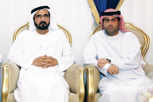 "محمد بن راشد معزيا نجل الفقيد"