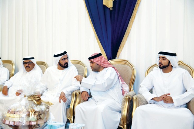 "وسموه وحمدان بن محمد وحمدان بن راشد خلال العزاء \t تصوير محمد هشام"