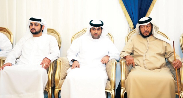 "سلطان بن زايد ومكتوم بن محمد يعزيان في وفاةعبدالله عمران بحضور نجله خالد \tتصوير ــ محمد هشام"