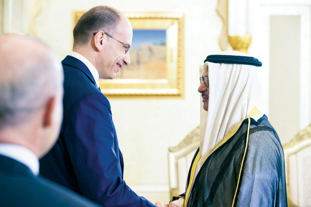 "قرقاش مصافحاً إنريكو ليتا"