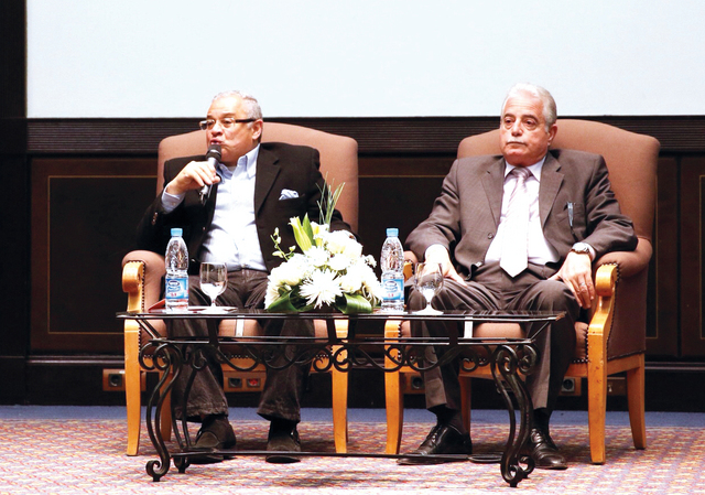 "وزير السياحة المصري متحدثاً لاعضاء الوفد الاعلامي بحضور محافظ جنوب سيناء البيان"