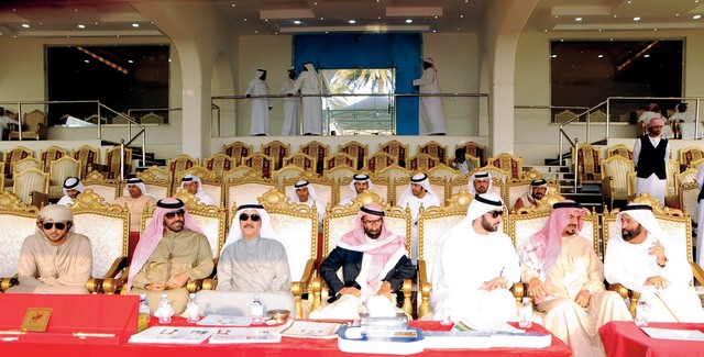 "حاكم أم القيوين خلال متابعته انطلاقة المهرجان\tوام"