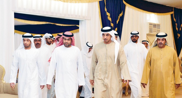 "منصور بن زايد يقدم تعازيه لنجلي وأسرة الفقيد"