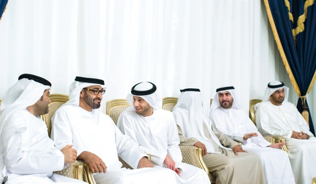 "محمد بن زايد خلال تقديم واجب العزاء لخالد وعمران عبدالله تريم بحضور نهيان بن مبارك وماجد النعيمي وسلطان الجابر \t وام"