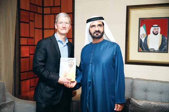 "..وسموه يهدي الرئيس التنفيذي لشركة \"أبل\" كتاب ومضات من فكر"
