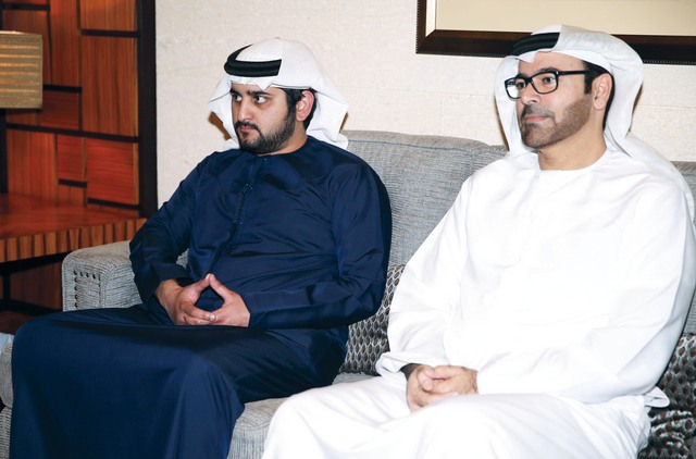 "مكتوم بن محمد والقرقاوي خلال اللقاء"