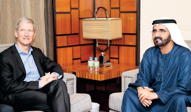 "محمد بن راشد خلال استقباله تيم كوك \tتصوير ــــ خليفة اليوسف"