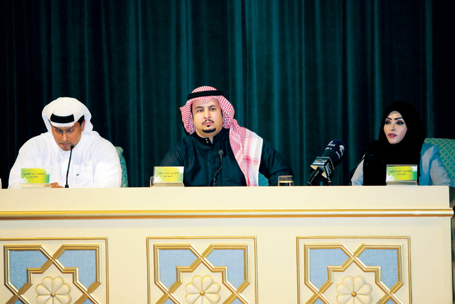 "عبير البريكي تقرأ أشعارها  وبجانبها نواف عافت وزايد الفلاحي"