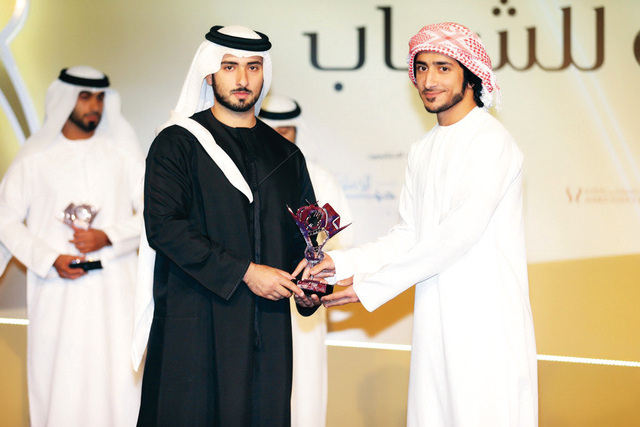 "ماجد بن محمد يكرم أحد الفائزين في دورة سابقة\t\t\t\t\t\t\t\t\t\t أرشيفية"