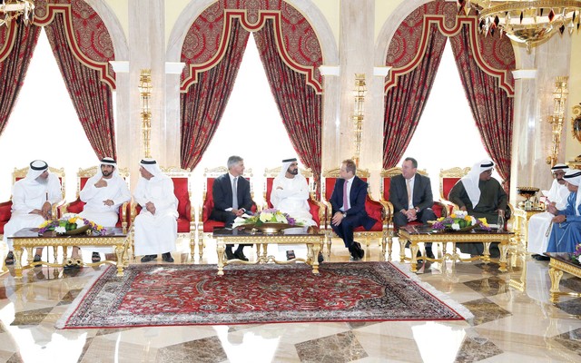 "محمد بن راشد خلال استقباله رئيس مجموعة هيلتون العالمية بحضور حمدان بن محمد ومحمد بن حمدان آل نهيان وضاحي خلفان وعبدالغفار حسين ومحمد النابودة وعبدالله الموسى"