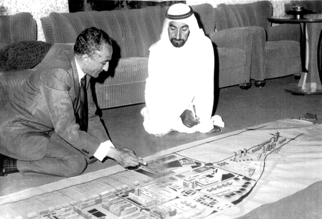 "زايد يتابع أحد المخططات مع مخلوف"