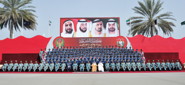 "هزاع وسيف بن زايد يتوسطان الخريجين بحضور قيادات شرطية \t\t\t\t\t\t\t\t\t وام"