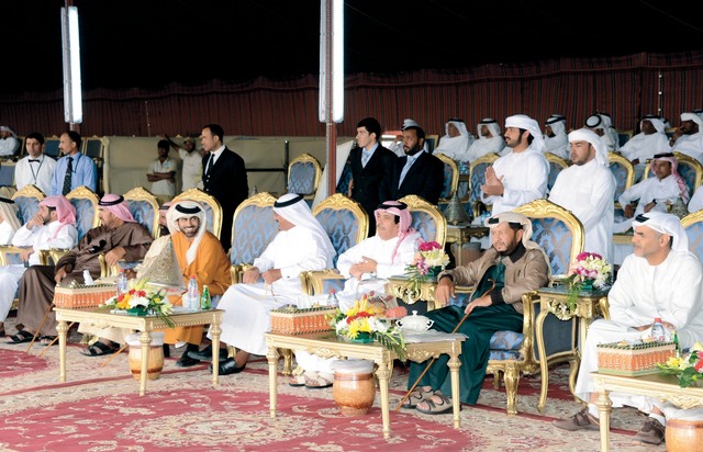 "سلطان بن زايد يتابع السباقات مع كبار الحضور\t\tمن المصدر"