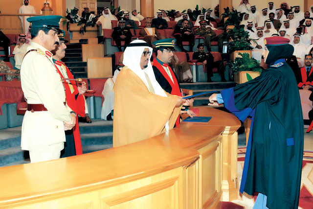 "ضاحي خلفان يكرم إحدى الخريجات\tمن المصدر"