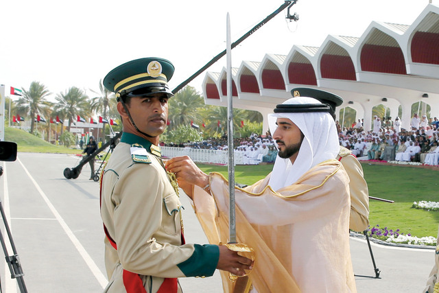 "ولي عهد دبي يقلد خريجا شارة التخرج"