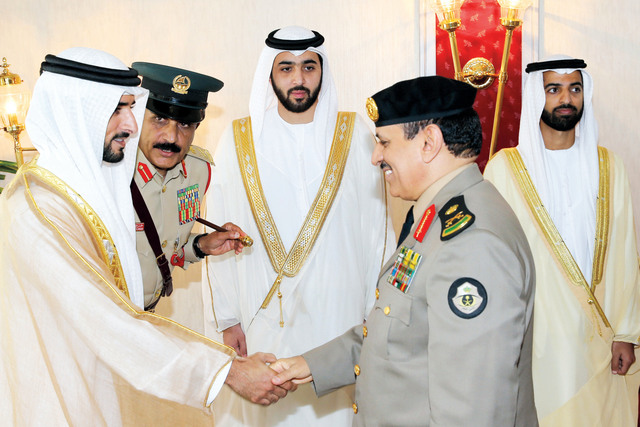 "ولي عهد دبي يصافح قادة من الضيوف العرب"