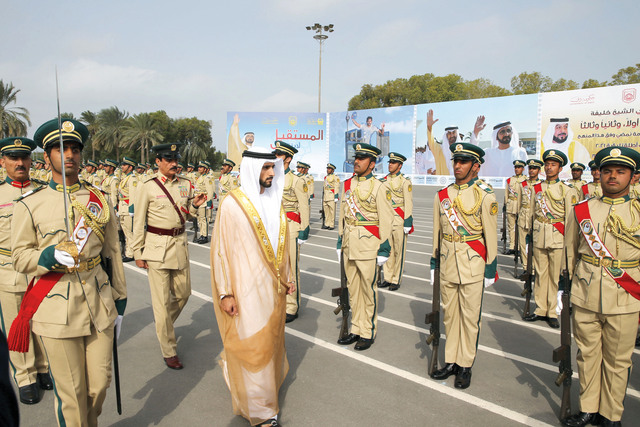 "حمدان بن محمد يستعرض حرس الشرف"