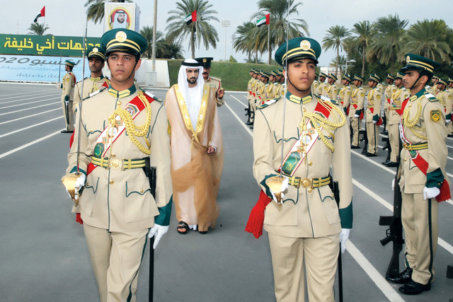 "ولي عهد دبي خلال استعراض طابور الخريجين بحضور خميس المزينة تصوير- محمد هشام"