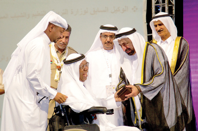 "حاكم الشارقة يكرم جمعة غريب \tالبيان"