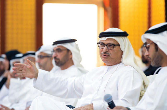 "أنور قرقاش متحدثاً خلال المحاضرة"