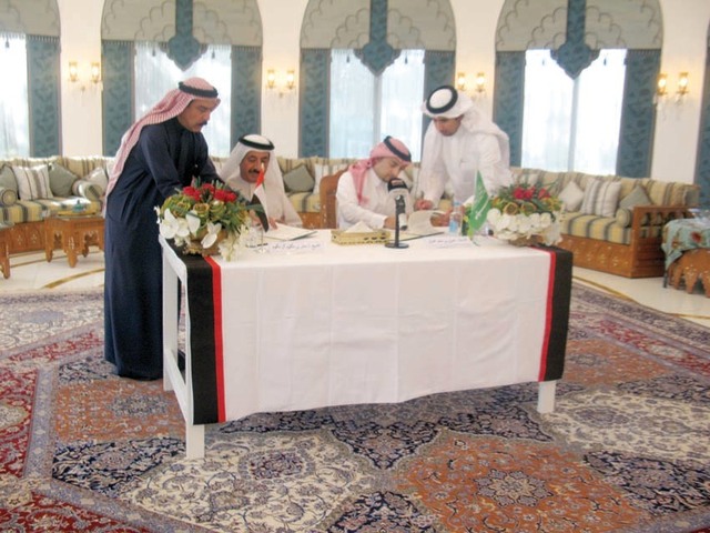 "خلال مراسم توقيع اتفاقية التعاون المشترك\t تصوير عماد علاء الدين استقبل الشيخ حشر بن جمعة بن مكتوم آل مكتوم، رئيس اتحاد الإمارات للتنس الأرضي، بقصر سموه ظهر أول من أمس، وفد الاتحاد السعودي للتنس خلال زيارته الخاصة للإمارات، تستهدف بحث أوجه التعاون بين الاتحادين في البلدين الشقيقين برياضة التنس الأرضي، وتم خلال الزيارة توقيع اتفاقية تعاون بين الاتحادين، حيث وقعها من الجانب الإماراتي الشيخ حشر آل مكتوم رئيس الاتحاد الإماراتي، وعن الجانب السعودي غدران بن سعيد غدران رئيس الاتحاد السعودي للتنس، بحضور أعضاء الوفد السعودي المرافق وهم: وليد محمد الهزاع مستشار رئيس مجلس إدارة الاتحاد، وبدر المقيل عضو مجلس الإدارة، وفيصل الشوشان عضو اللجنة الإعلامية في الاتحاد، وحضر من جانب اتحاد الإمارات للتنس كل من: عبدالرحمن فلكناز نائب رئيس الاتحاد الأول، وسارة أحمد باقر الأمين العام للاتحاد، وخالد علي إبراهيم رئيس لجنة المنتخبات، وصلاح البراملي المدير الفني للاتحاد."
