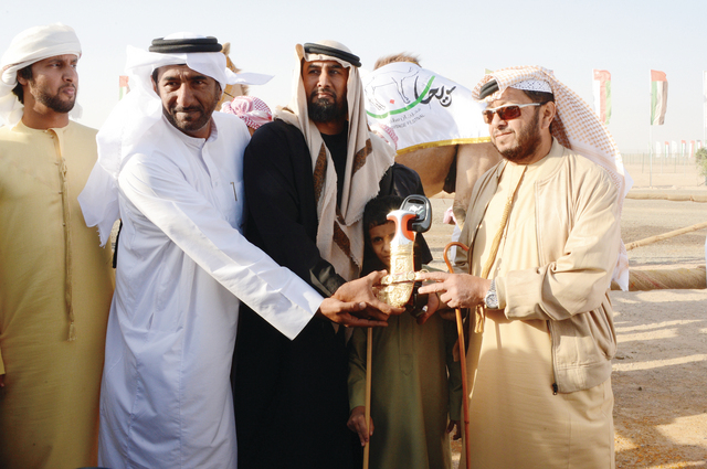 "سلطان بن زايد يتوج الفائز بالشوط المفتوح"