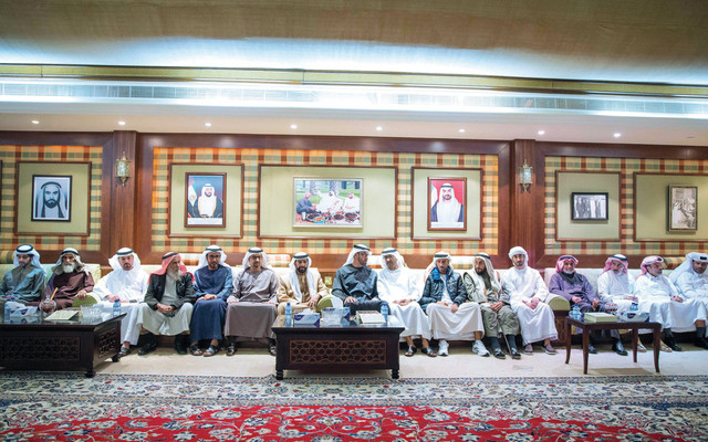"محمد بن زايد يقدم واجب العزاء بحضور حمدان بن زايد وطحنون بن محمد ونهيان بن زايد وحمدان بن مبارك\tوام"