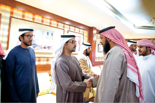"حمدان بن زايد وطحنون بن محمد خلال تقديم واجب العزاء"
