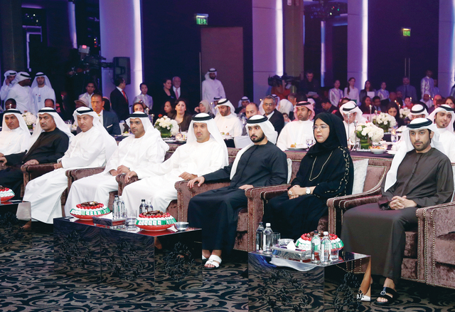 "ماجد بن محمد يشاهد عرضاً عن المهرجان في دورته الأخيرة تصوير - محمود الخطيب"