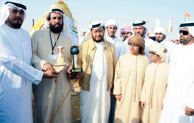 "سلطان بن زايد خلال تتويجه الفائزين \t من المصدر"